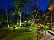 Villa Taman Ahimsa, Jardín por la noche